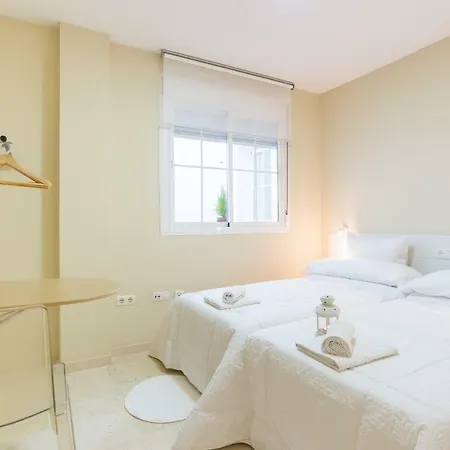 Gr0-quiet Apartment, Private Backyard, Walk To Old Town